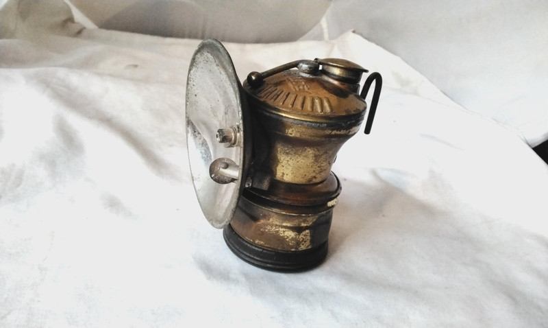 VG. COND. ANTQ. BRASS AUTO LITE USA CARBIDE COAL MINERS HAT LAMP W/BUMPER GUARD