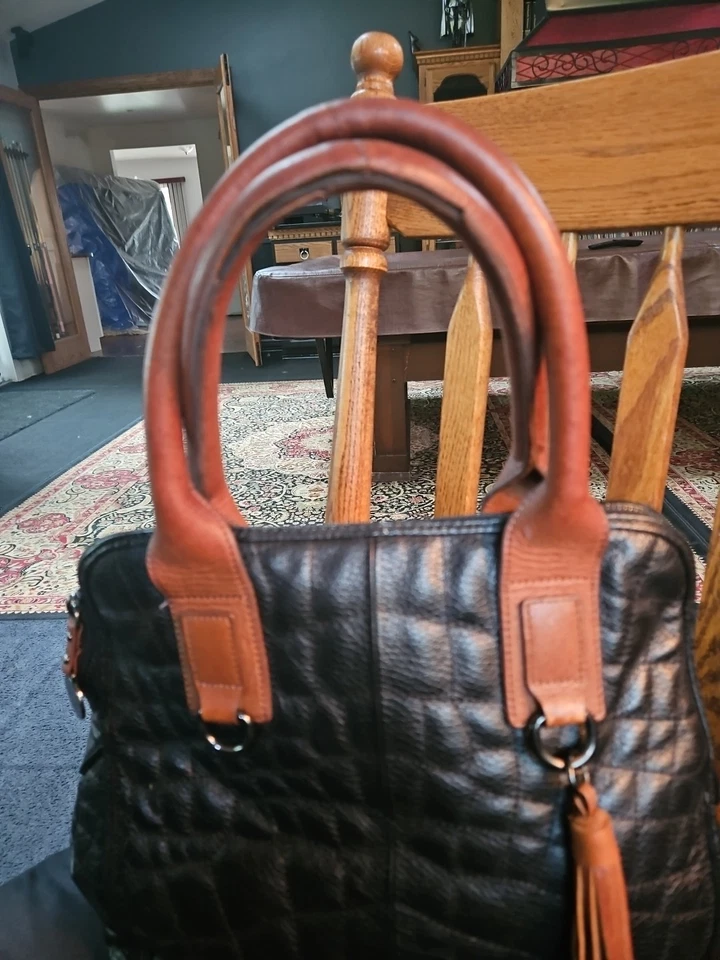 Bolsa satchel grande vintage BCBG Maxazria acolchoada seixo couro preto e marrom  - Imagem 3 de 4