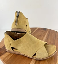 SOFFT Evonne Suede Leather Sandal Yellow Gold Comfort Flats Sz 7.5