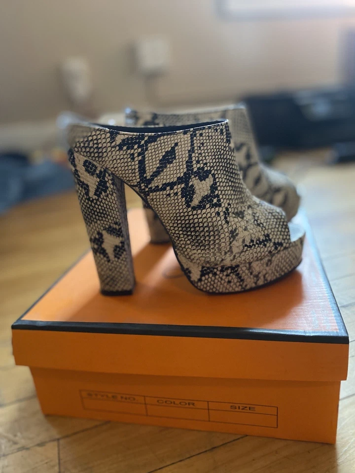 Tacones de cuña piel de serpiente talla 7,5 Foto 2 de 4