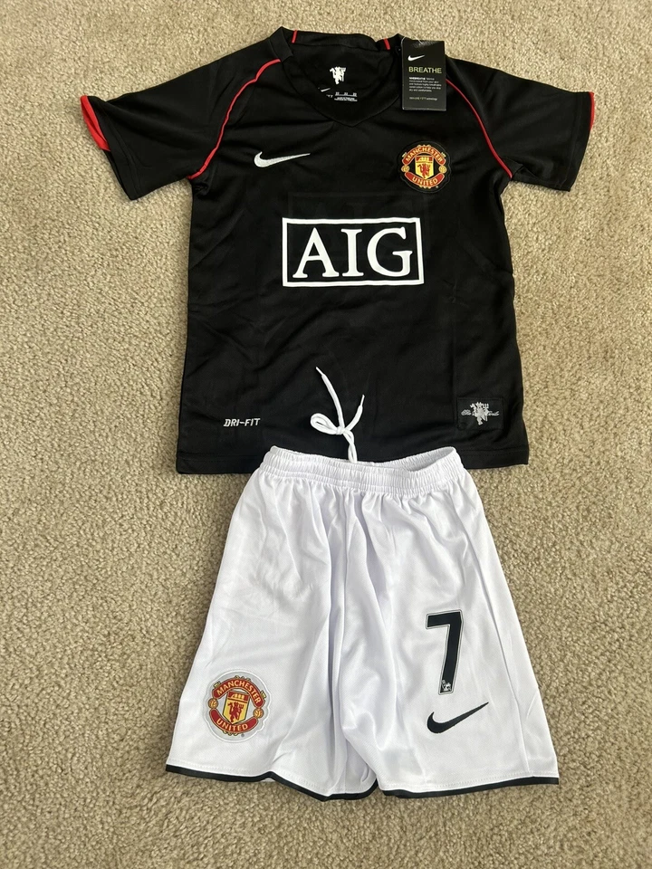 罗纳尔多 #7 曼联球衣和短裤。 青少年中号 全新 W 标签 — 第 3/4 张图片