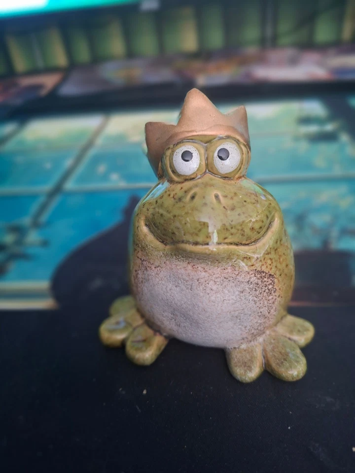 Froschkönig aus Steingut grün - Bild 2 von 4