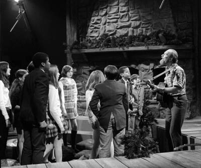 Folk Singer Pete Seeger With Children TV Show 1970 Historic Old Photo 8
