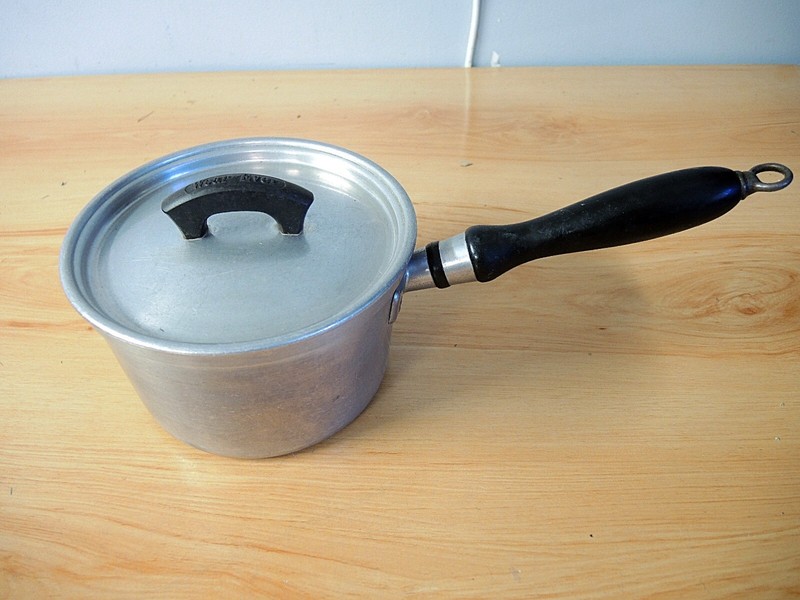 VINTAGE WEAR EVER ALUMINUM SAUCE PAN W LID