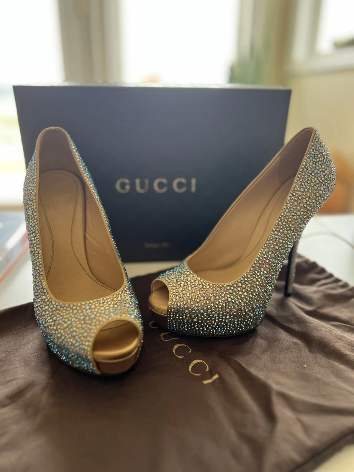 Chaussures Gucci Sofia Etoile talons plates formes à bout ouvert beige avec cristal Swarovski.