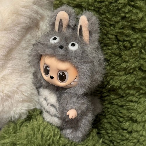 JUGUETE NUEVO Reemplazo de Ropa Los Monstruos Muñeca de Peluche Lindo Totoro Conjunto de Ropa Sin Juguete - Imagen 3 de 5