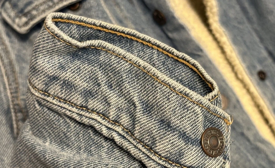 Levi’s Sherpa Trucker Jacket XL Youth Girls Red R Tab Preowned - Image 4 of 4