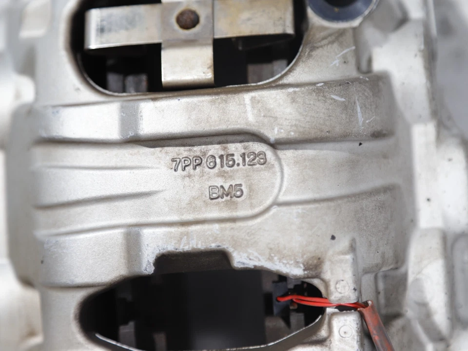 2015-2018 PORSCHE MACAN S FRONT RIGHT PASSENGER SIDE BRAKE CALIPER (BREMBO) OEM - Image 3 of 4