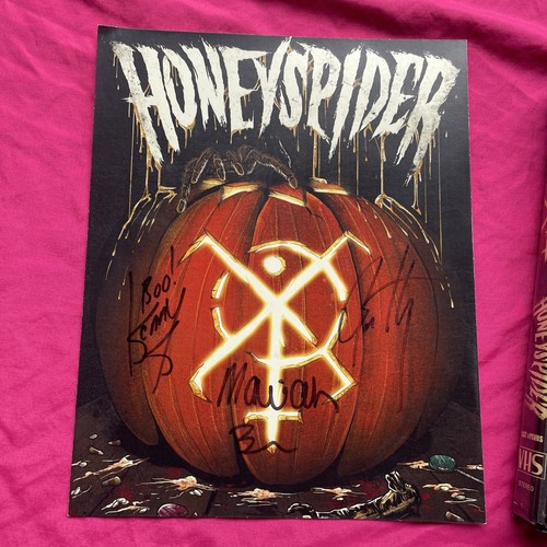 Honeyspider VHS 27/100 BLOOD SPLATTER Variant SIGNED ONE SHEET horror Halloween - Picture 2 of 7