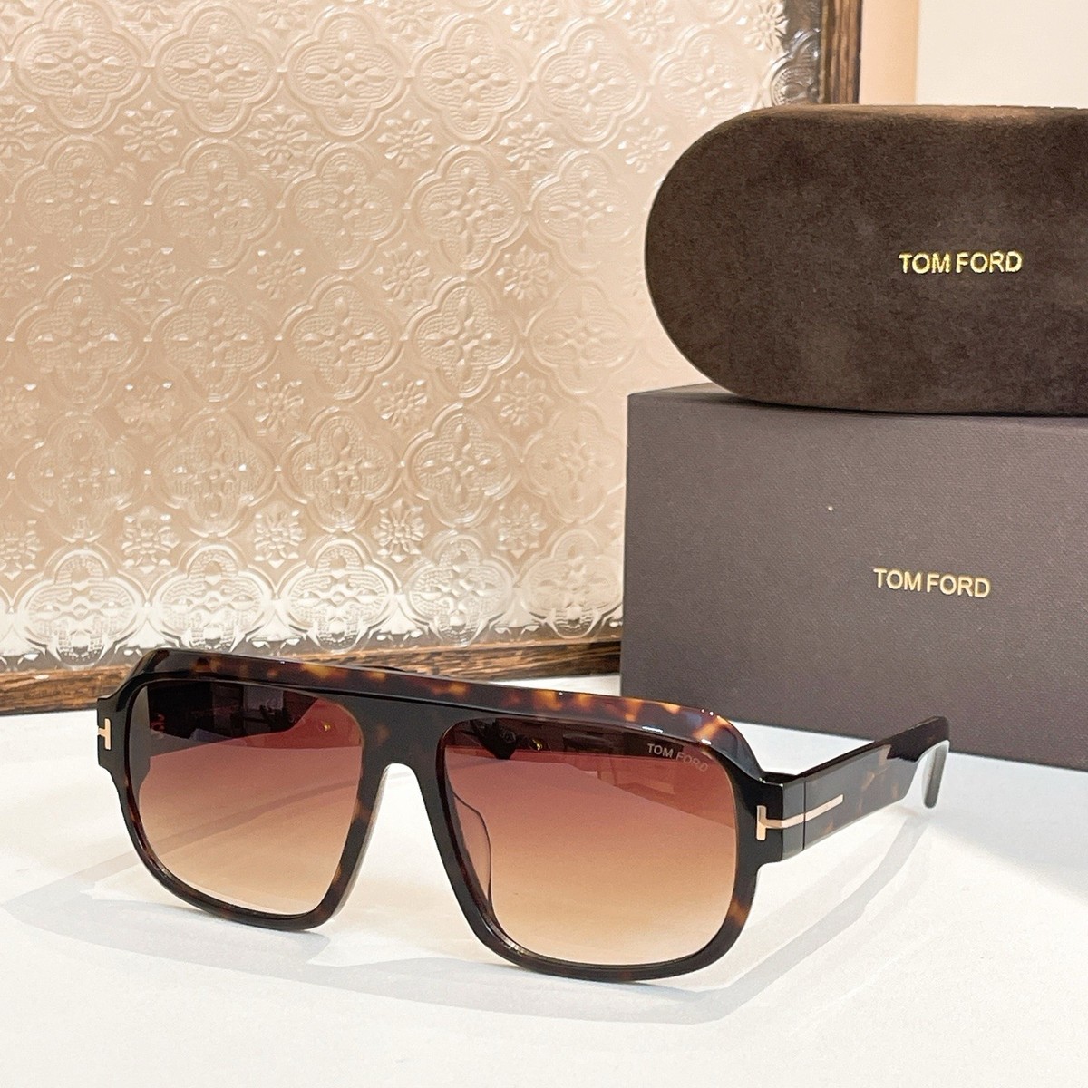 TOMページ Tom Ford Turner FT1101 Unisex Sunglasses Black Frame Gradient Gray