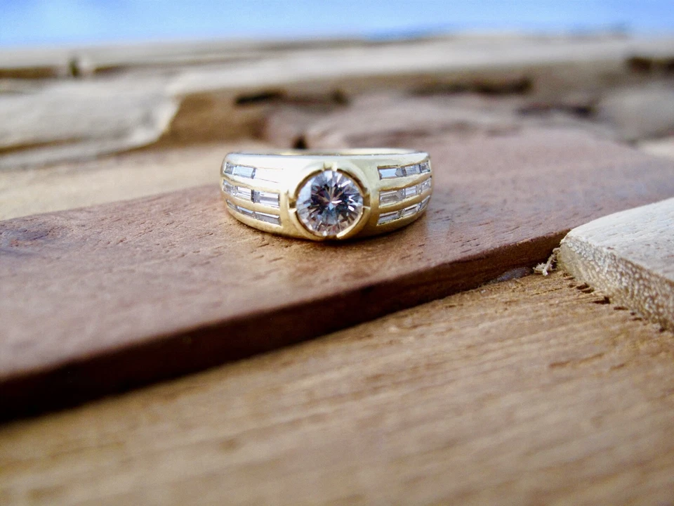 RING mit 0,54 ct. SOLITÄR BRILLANT und 0,79ct. DIAMANTEN 750 / 18K GOLD  