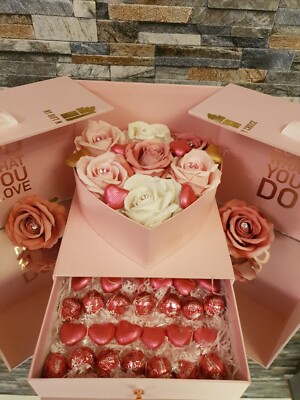  Valentinstag Geschenk Luxus Rosa Herz Geschenkbox mit Schokolade und Rosen 