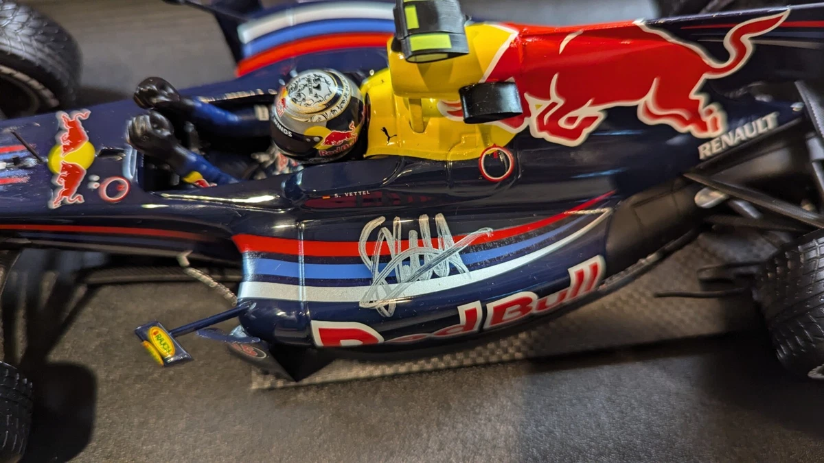 ミニチャンプスRed Bull Racing 1:18 ベッテル直筆サイン入り❗️ ミニチャンプスRed Bull Racing 1:18 ベッテル直筆サイン入り