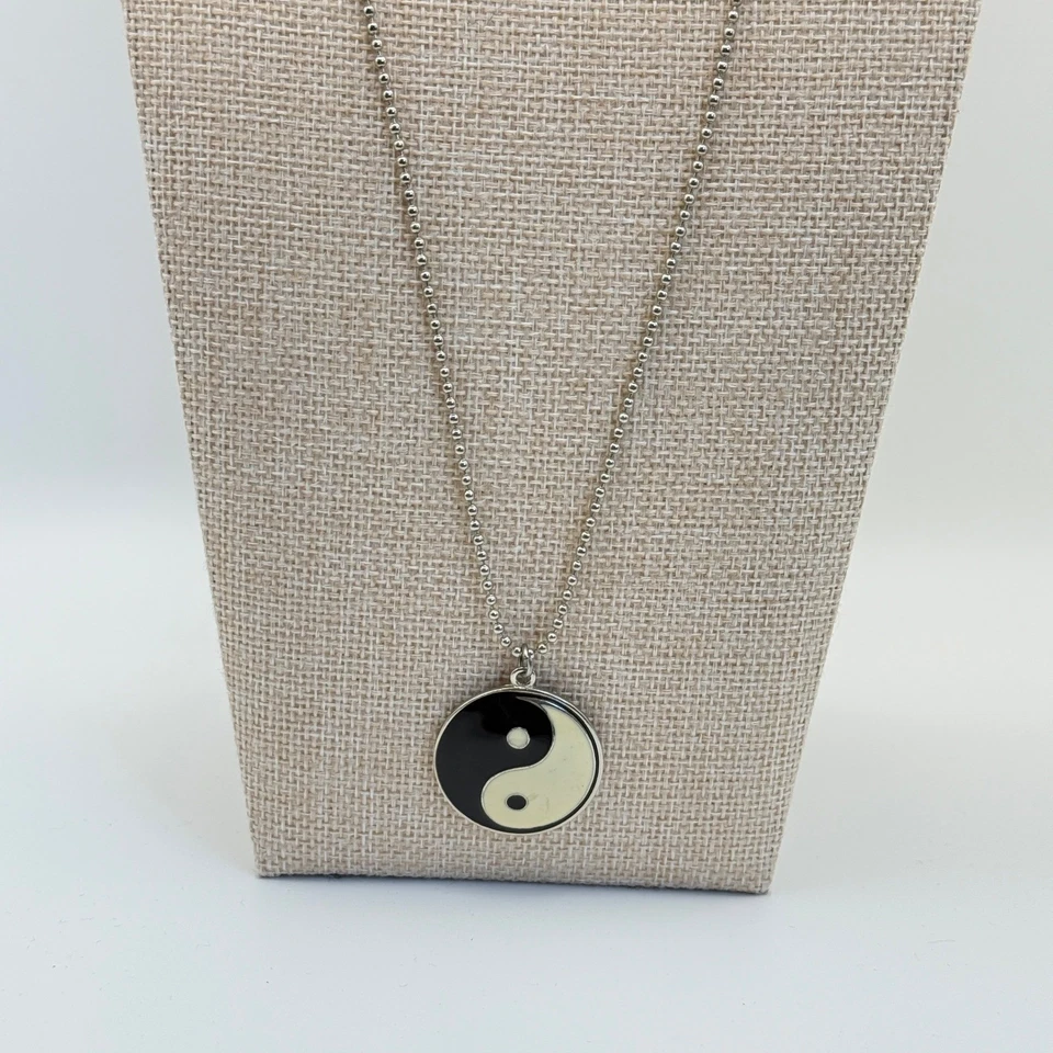 Collar Colgante Claires Yin Yang Y2K Años 90 Tono Plata Cadena Dije Joyería Foto 3 de 4