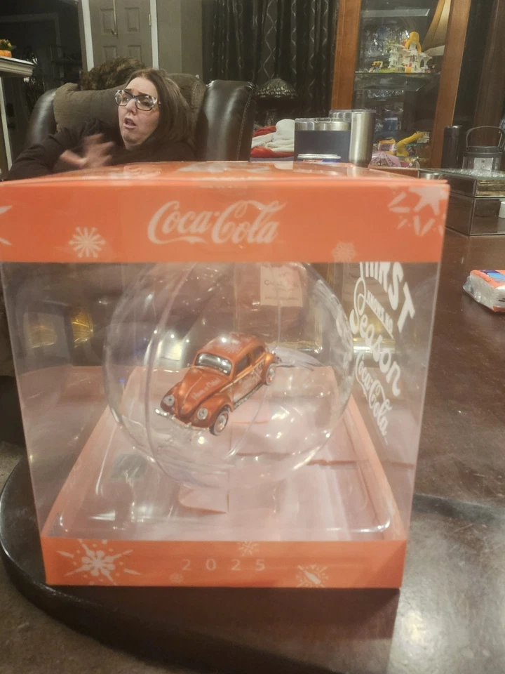 2025 M2 Machines Christmas Coca-Cola 1953 Volkswagen Beetle Chase - Image 2 of 4