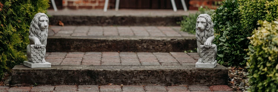 Löwe 2er-Set mit Schild Steinfigur H.40 cm 27 x 16 cm je 15 kg Beton frostsicher - Bild 3 von 4