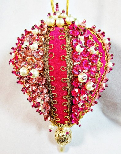 Vintage handgefertigte viktorianische rote Rosenborte Perlen Pailletten Stecknadel Ornament #55285-09 - Bild 2 von 4