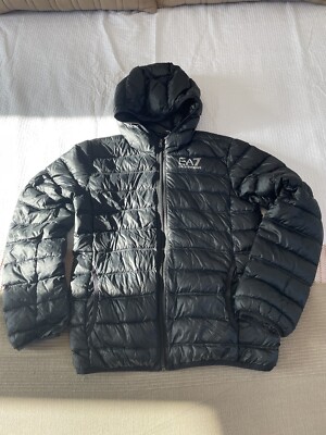 Wunderschöne schwarze EA7 Core verstaubare leichte gefütterte Jacke für ältere Jungen 14 Jahre