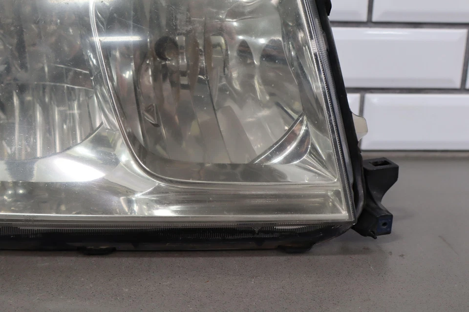 05/2005-2007 Toyota LandCruiser Faro Pasajero Derecho Lámpara *Falta Pestaña* Foto 4 de 4