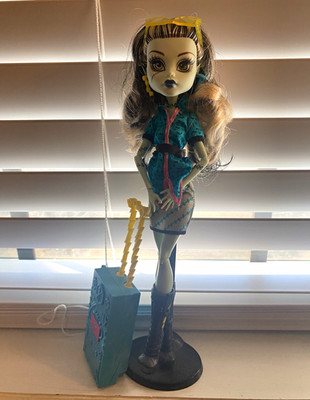 Monster High Frankie Stein 11'' Fashion Doll Articulated w/ Stand & Suitcase