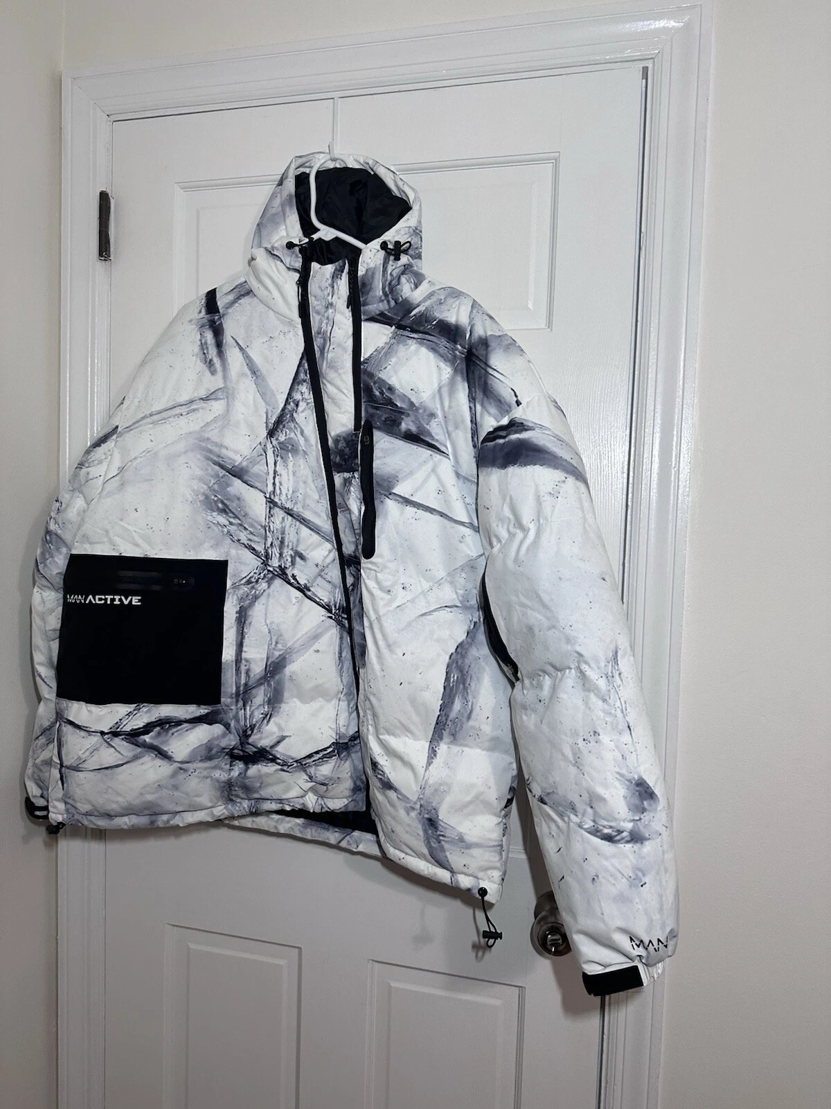BoohooMAN Oversized Abstract Print Ski Puffer Jacket Warm - White Size M - NEW