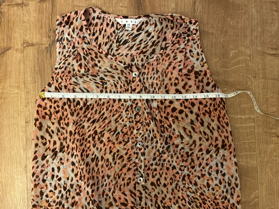 Túnica CAbi Talla XS Beguile Estampado Animal Top Transparente Abotonada Sin Mangas #108 Foto 4 de 4