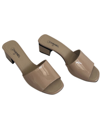 CHANEL ストラップ Authentic Chanel Patent Leather Tan Nude CC Logo Block Heel