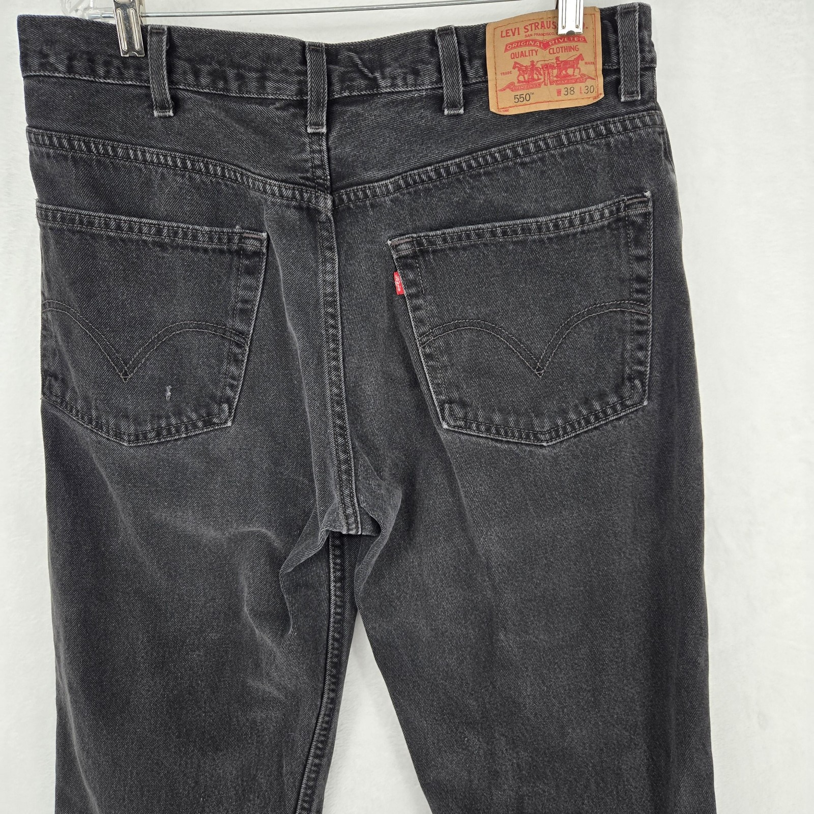 Levis 550 Jeans Mens 38x30 Black Relaxed Fit Tapered Leg Denim Pants 100% Cotton thumbnail 8