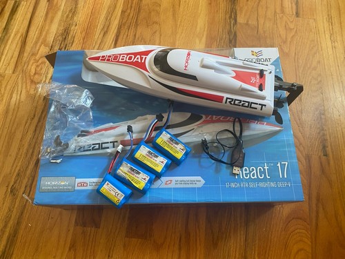 ProBoat React 17” Self-righting Boat + 4 Lithium ion Batteries + Remote