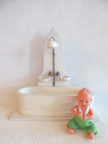 CASA DELLE BAMBOLE-CONSOLLE BAGNO in LEGNO VASCA DOCCIA e BAMBOLE VINTAGE - Foto 3 di 8