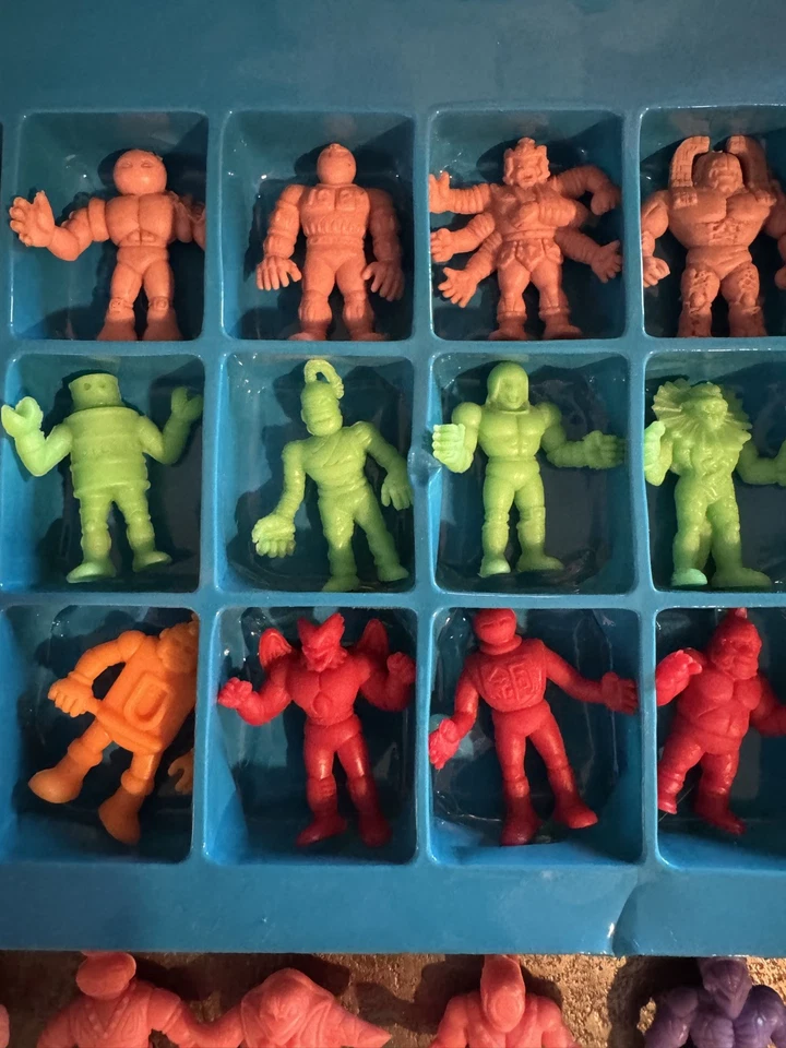 M.U.S.C.L.E. Men #2 Cosmic Crushers 1985 Box w/ 59 Mattel Figures - Image 3 of 4