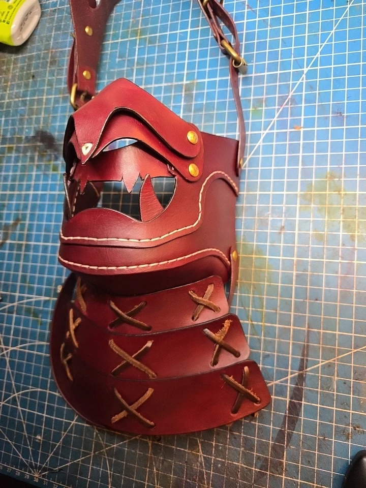Máscara de Halloween hecha a mano de latón cuero grano completo diseño samurai Oni de sangre de buey Foto 3 de 4