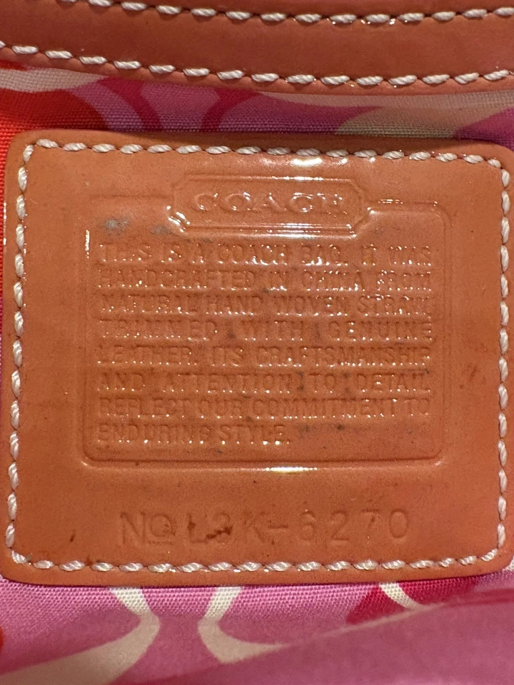 Cartera de mano de cuero negra y rosa tejido de paja mariposa COACH Foto 3 de 4