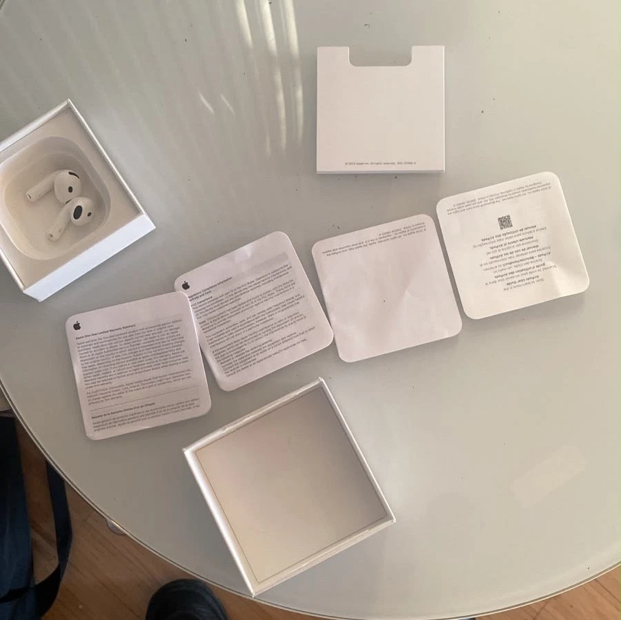 Apple AirPods 4 with Active Noise Cancellation, foto 1 di 5