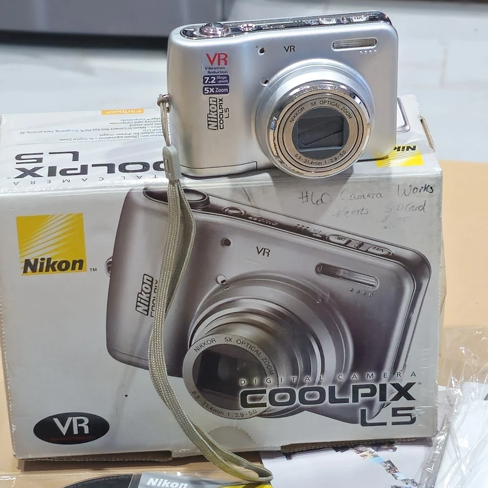 Nikon COOLPIX L5 7.2MP Digital Camera Silver PARTS ONLY - Image 2 of 4