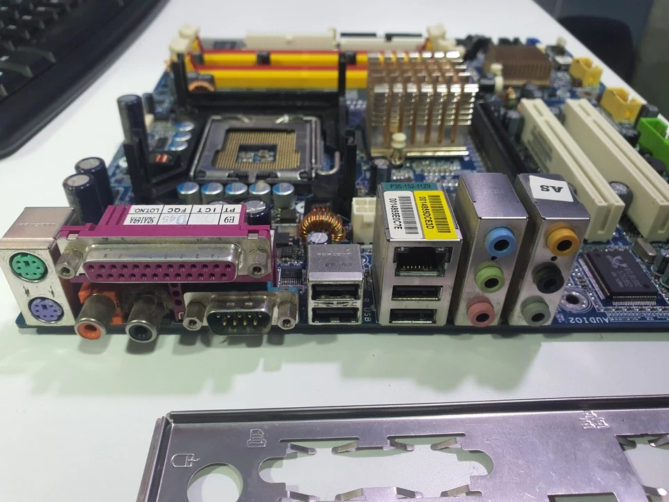 Placa base Gigabyte GA-8I915PMD con plancha trasera y perfecto estado (24h) - Imagen 2 de 3