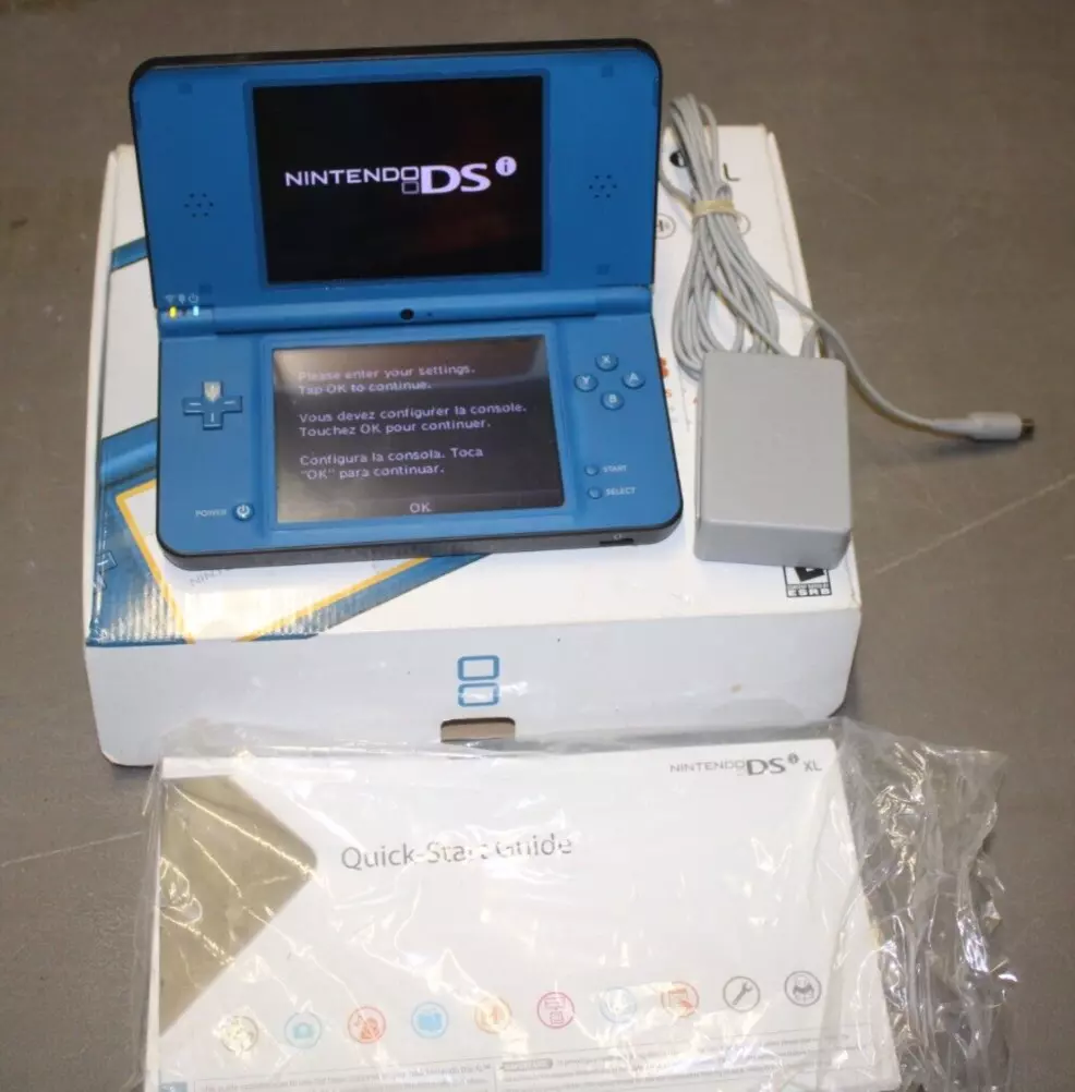 Nintendo DSi XL Has Big Screens, Bundled Apps