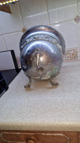 VINTAGE LARGE GALVANISED PLANTER ON 3 LIONS FEET 12" DIAMETER - 第 6/8 張圖片