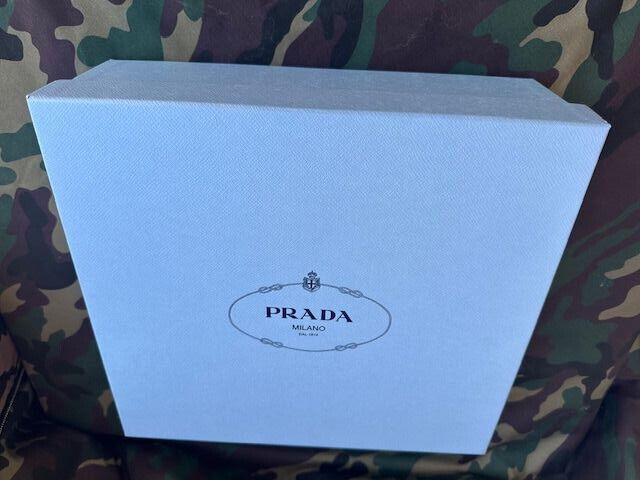 Boîte cadeau Prada bleu ciel grand format pour valoriser votre dressing