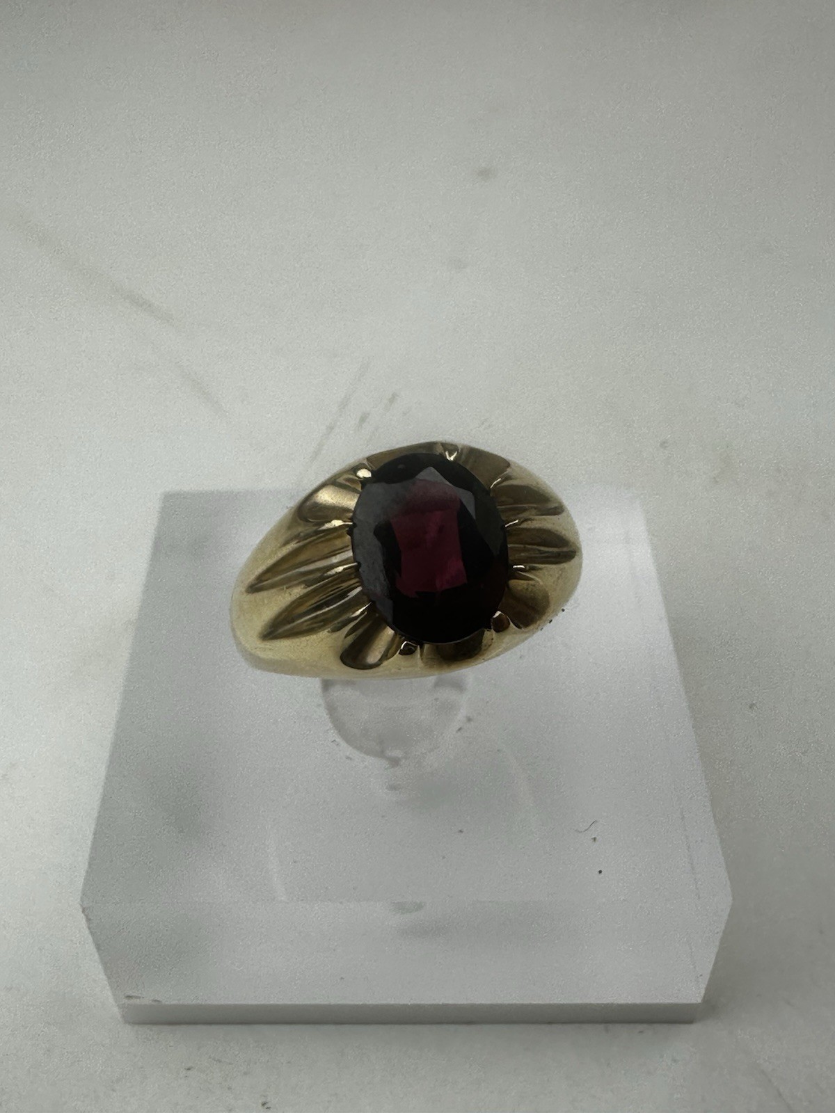 9ct Yellow Gold Ring Large Ruby Coloured Oval Sto… - image 2