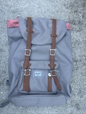 Mochila Herschel Supply Co. Little America - Gris con forro a rayas rojas