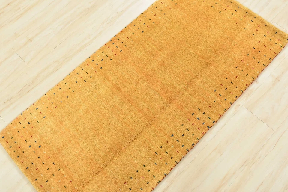 Alfombra Gabbeh 2’3” x 4’8” Alfombra contemporánea anudada a mano de lana dorada Foto 2 de 4