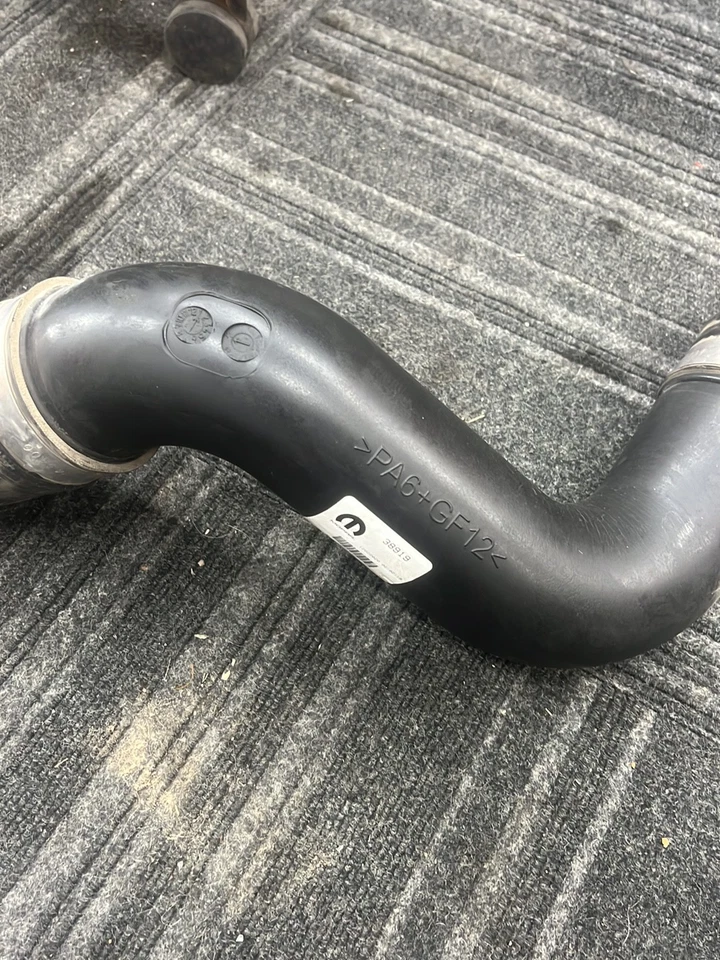 Ram 2500 2020 camioneta intercooler tubo de carga OEM Foto 2 de 4