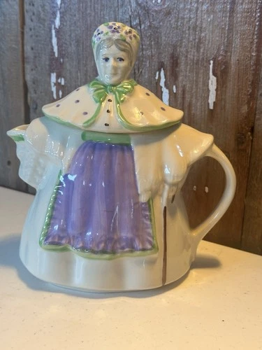 1940’s Shawnee Pottery Granny Ann Teapot. Excellent Condition No Chips Cracks