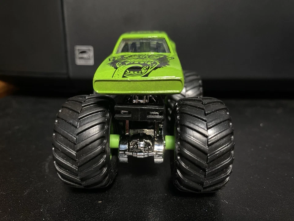Coche aplastable fundido a presión Hot Wheels 2018 Monster Jam Gas Monkey Garage escala 1:64 Foto 2 de 4