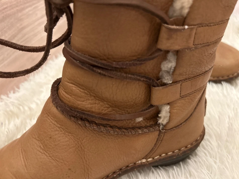 Botas al tobillo UGG CASPIA de piel de oveja/cuero de oveja tostado con cordones para mujer talla US 7 Foto 4 de 4