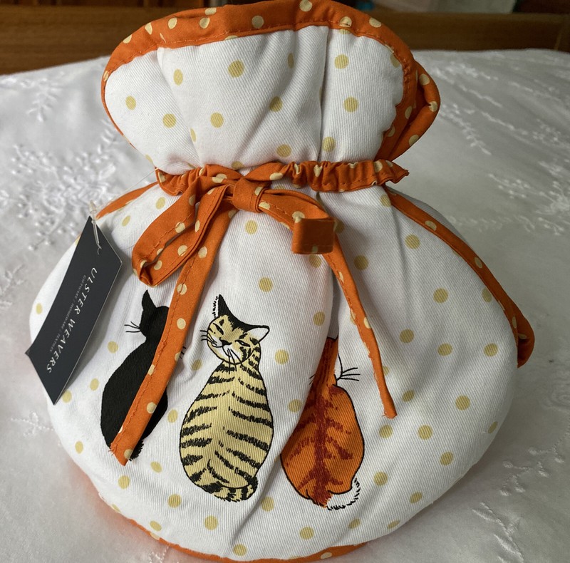 Ulster Weavers Cats in Waiting Muff Cosy, Cream