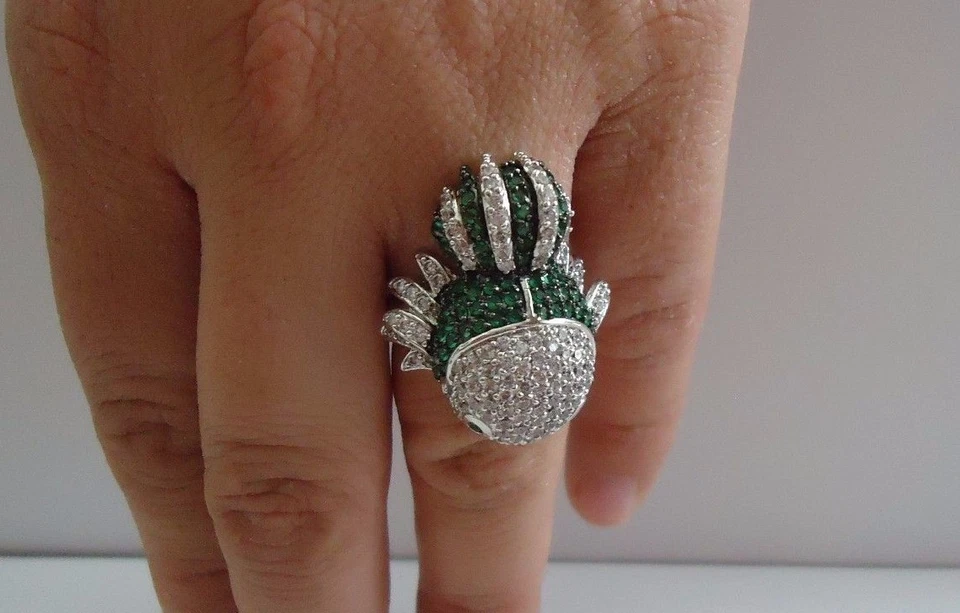 LARGE GUPPY FISH RING 8 CT LAB SIMULATED DIAMOND/ EMERALD 925 STERLING SILVER - Image 4 of 4