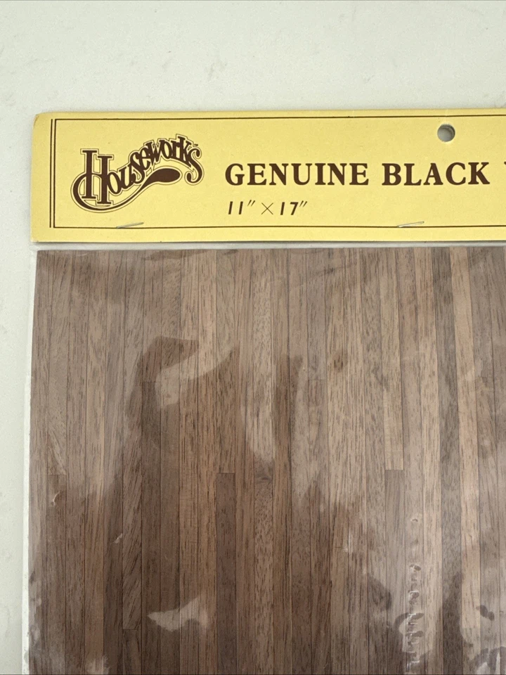 "Hoja adhesiva de nogal oscuro miniatura para casa de muñecas Houseworks, 11" X 17""" Foto 2 de 4
