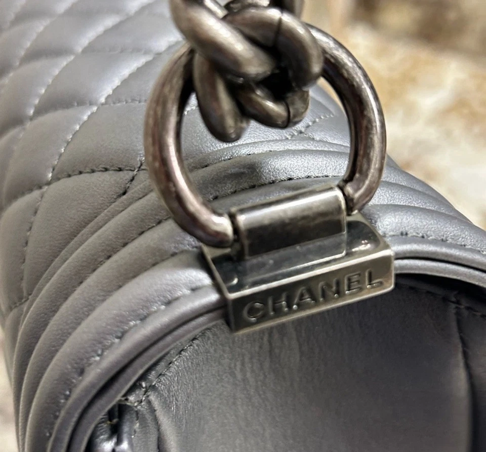 Bolsa CHANEL média menino linda usada estado autêntica - Imagem 4 de 4